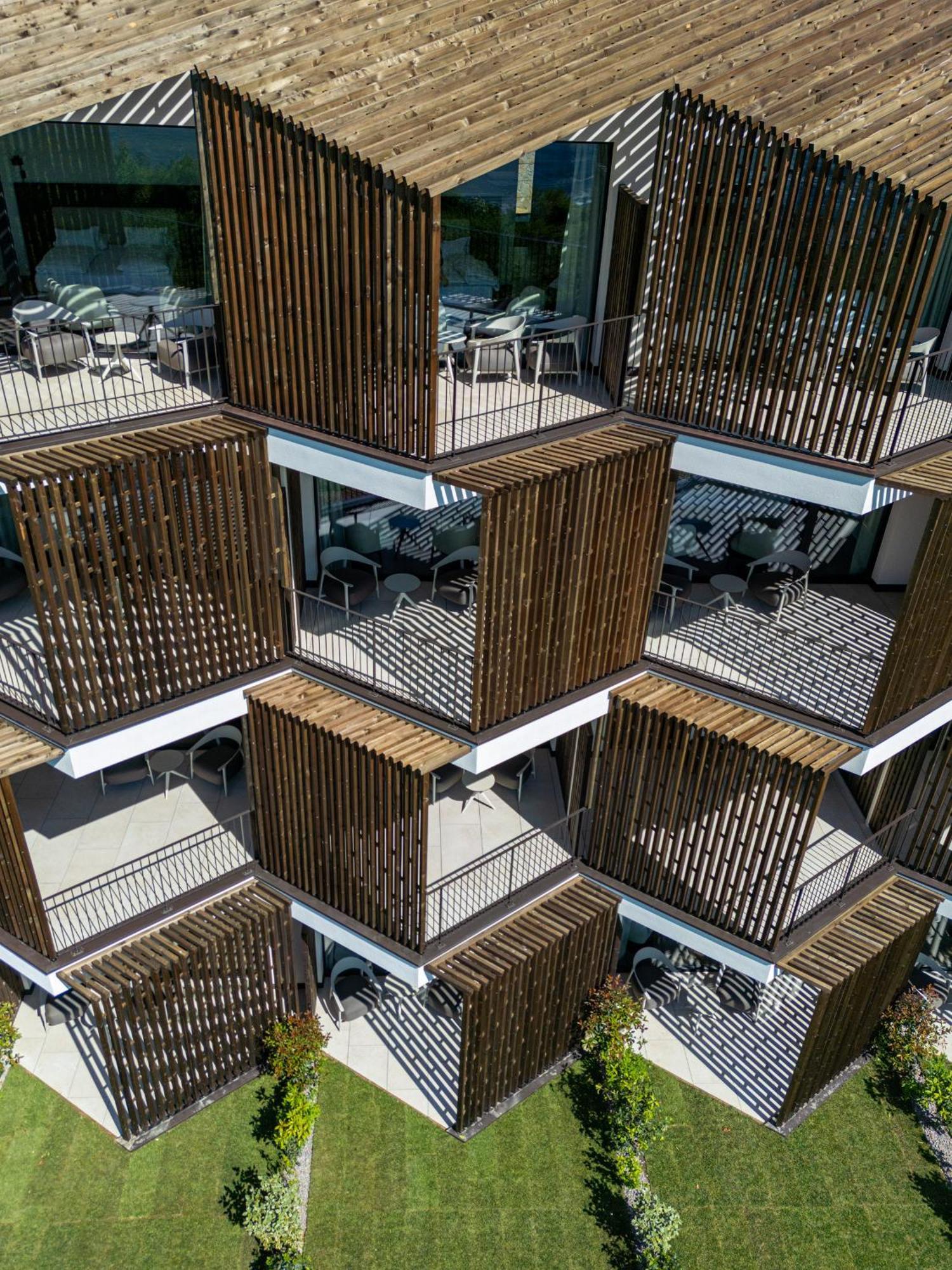 Hotel Tenz 2025 Монтаня Екстериор снимка